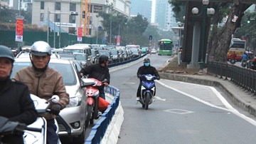 BRT đi thênh thang trên đường HN nhờ dải phân cách cứng