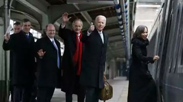 Cựu phó tổng thống Mỹ Biden lên tàu về quê với vé mang tên mình sau 8 năm