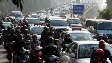 Giao thông kẹt cứng ở phố cổ Hà Nội ngày giáp Tết