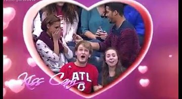 Cầu hôn bạn gái khi đang quay kiss cam và cái kết ngoài kịch bản