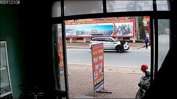Lao sang đường không quan sát, suýt đâm vào ôtô còn chỉ tay dằn mặt tài xế