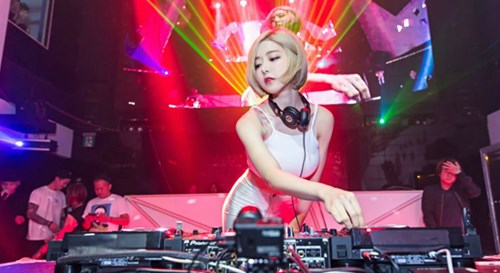 Nữ DJ sexy nhất Hàn Quốc tung clip dạo chơi Sài Gòn