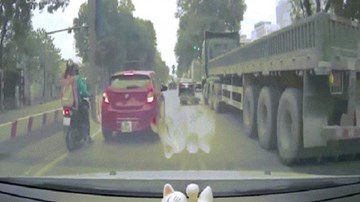 Báo Tây đăng video vụ xe tải chạy qua người vẫn sống ở VN