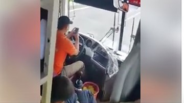 Vừa lái xe vừa 