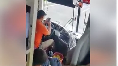Vừa lái xe vừa 