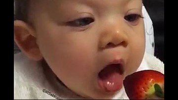 Biểu cảm vô cùng đáng yêu của bé khi lần đầu tiền ăn dâu
