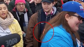 Cô gái ủng hộ ông Trump bị đốt tóc ngay trên đường