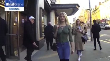 Người đẹp Anh thả rông trên phố với chiếc 