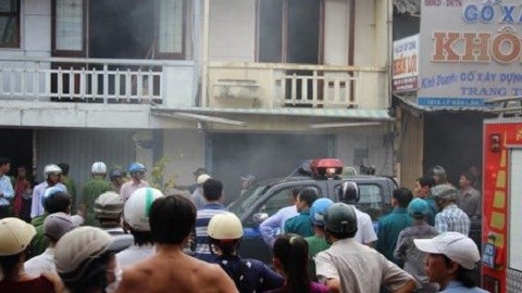 Bắt đối tượng tưới xăng, châm lửa đốt nhà bà ngoại