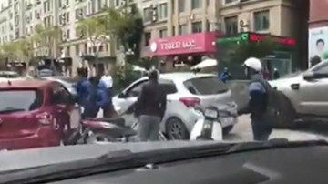 Va chạm giao thông, 2 tài xế trổ tài đánh đấm giữa đường