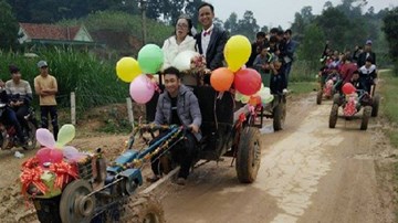 Màn rước dâu bằng công nông 