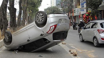 Xế hộp phơi bụng trên làn đường dành cho buýt nhanh, 2 mẹ con bị thương