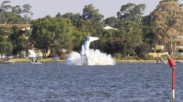 Máy bay lao xuống sông trong ngày quốc khánh ở Australia, 2 người chết