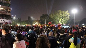Nhìn lại không khí đón giao thừa ở Hà Nội
