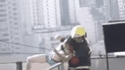 Lính cứu hỏa đi nhẹ như ninja cứu người tự tử gây sốt mạng