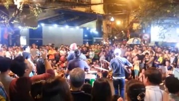 “Em của ngày hôm qua” gây náo loạn phố đi bộ Hà Nội