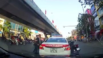 Không được tạt đầu, người đàn ông đi SH nổi xung đánh tài xế taxi
