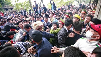 Bay qua rào tranh cướp lộc đền Gióng