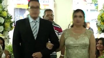 Khoảnh khắc sát thủ đi ngay sau cô dâu chú rể trước khi nổ súng