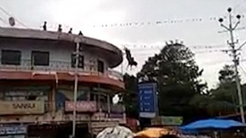 Chú bò nhảy từ nóc tòa nhà xuống đất trước sự ngỡ ngàng của mọi người