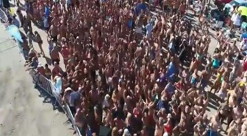 Argentina: Lập kỷ lục thế giới về số người cùng nổi trên mặt nước