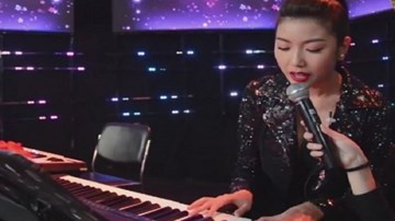 Á hậu Thúy Vân gây bất ngờ khi vừa đàn vừa hát hit 'Lạc trôi'