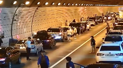 Ấn tượng cách hành xử của tài xế Hàn Quốc khi gặp tai nạn trong hầm