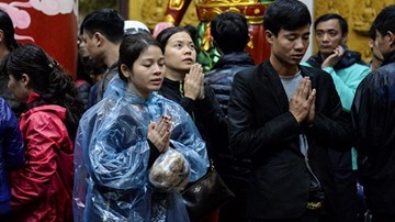Người dân đội mưa rét đi chợ Viềng