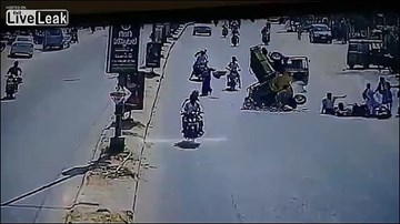 Tai nạn liên hoàn, đường phố hỗn loạn vì một phụ nữ sang đường