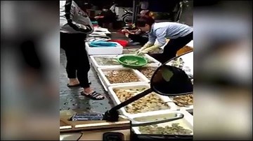 Thủ đoạn cân điêu hải sản ở chợ Hải Phòng bị khách vạch mặt