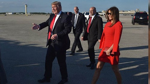 Vì sao ông Trump liên tục từ chối nắm tay vợ khi hội ngộ?