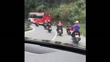 Nhóm phượt thủ nối đuôi lấn làn, vượt xe khách tại khúc cua đèo Bảo Lộc