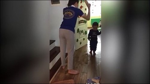 Cô giáo chửi mắng, cầm dép đánh vào đầu trẻ mầm non gây phẫn nộ