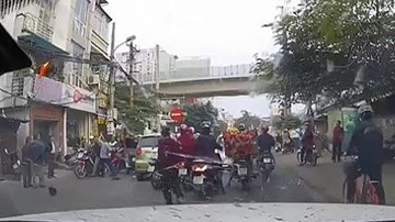 Cả phố ồn ào chỉ vì hành động thiếu kiềm chế của tài xế ô tô và xe máy