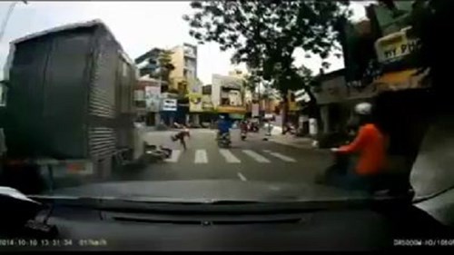 Rẽ trái không quan sát, 'nữ ninja' bị xe tải húc ngã nháo nhào