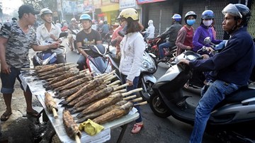 Đổ xô mua cá lóc nướng ngày vía Thần Tài tại TP.HCM