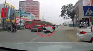 Học sinh đi xe đạp điện đánh rơi mũ bảo hiểm gây tai nạn thót tim