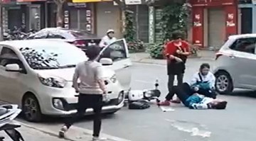 Nữ tài xế mở cửa ôtô hất văng 2 học sinh đi xe đạp điện