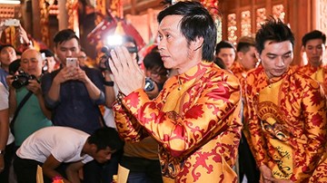 Người dân tấp nập tới lễ nhà thờ tổ nghề của Hoài Linh