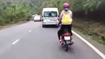 Nữ phượt thủ đứng lên xe máy khi đổ đèo Bảo Lộc
