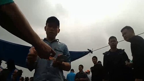 Đá gà ăn tiền ngay giữa... Hội Lim