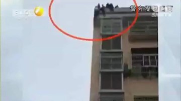 Vợ nhảy lầu tự tử, chồng kịp túm tóc cứu trong gang tấc