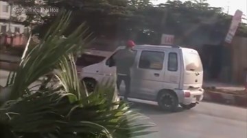 Xác định thanh niên chặn ôtô trên phố xin tiền