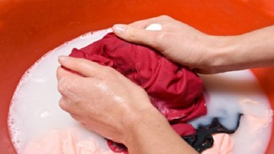 Bị ung thư nghi do... giặt quần áo cho chồng