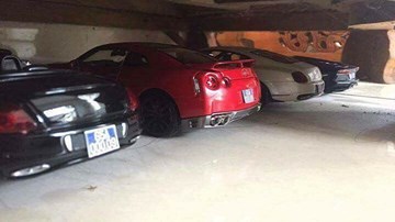 Đăng ảnh ô tô đồ chơi đeo biển xanh vi phạm quy định gì?