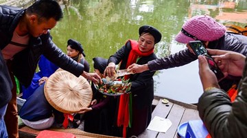 Tái diễn cảnh mời trầu nhận tiền ở hội Lim