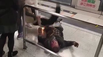 Bom xăng nổ trên tàu điện ở Hong Kong, 15 người bị thương