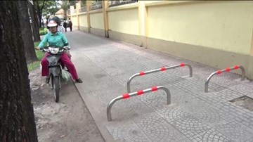 TPHCM lắp barie chặn xe máy chạy trên vỉa hè