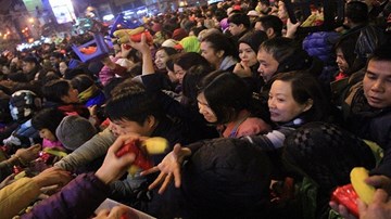 Hỗn loạn cướp lộc tại chùa Phúc Khánh