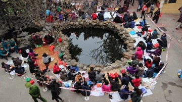 Ùn ùn xí chỗ từ 2h chiều để dự lễ cầu an 19h tại chùa Phúc Khánh